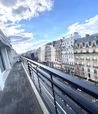 Paris 8 - Avenue Montaigne - Terrasse - Etage Elevé